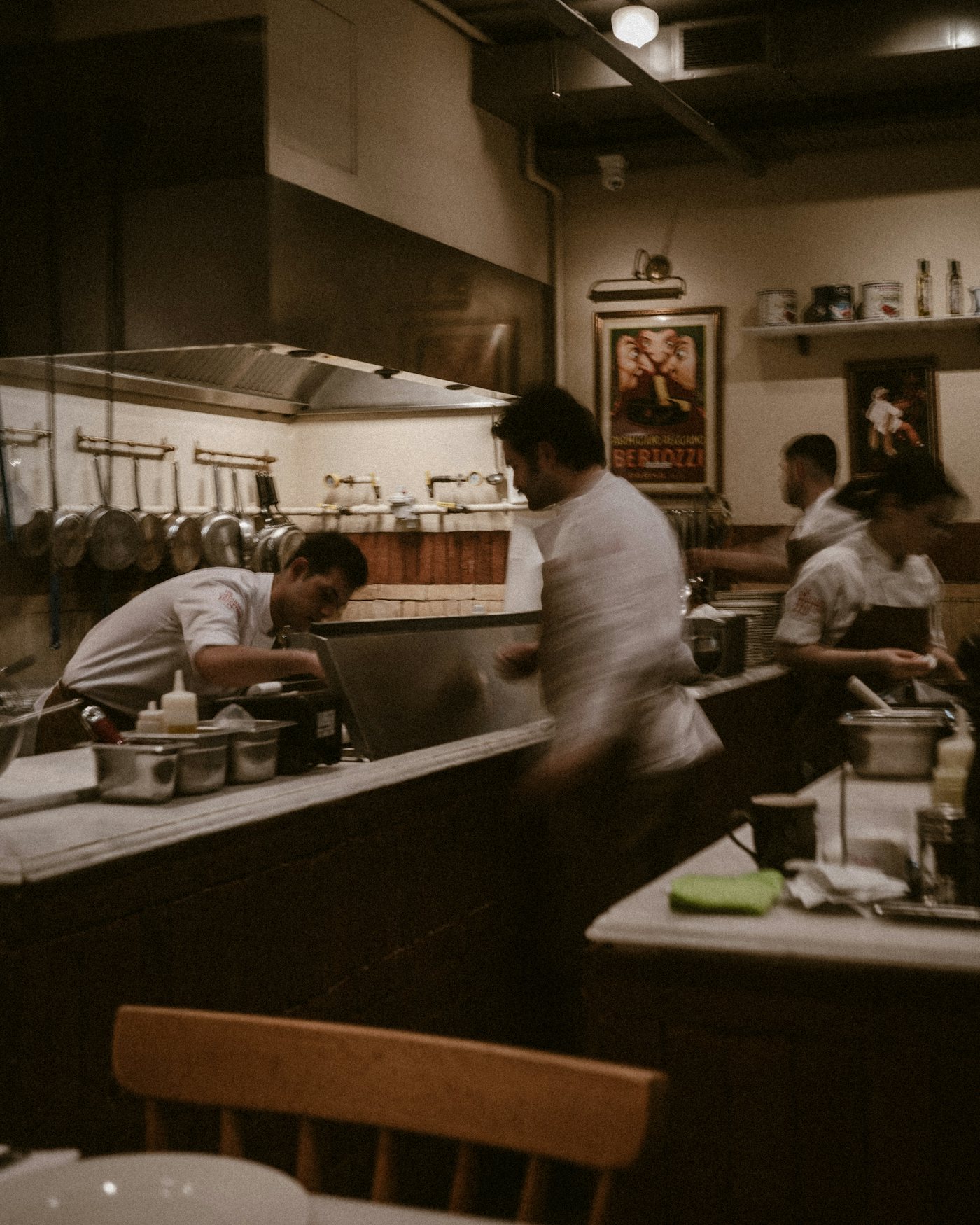 Cozinha de restaurante cheia, com a equipe preparando pedidos